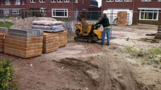 inrijden zand met minidumper met hooglosser in de wijk koolhoven west hovenier witbrant de blaak grondwerk straatwerk stratenmaker